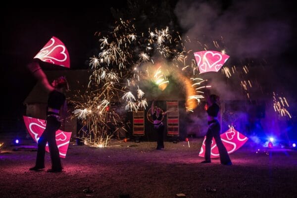 Jongleurs de feu, éventails LED en forme de cœur et gerbes d’étincelles, spectacle Ardensia pour mariage