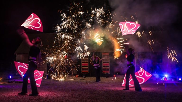 Jongleurs de feu, éventails LED en forme de cœur et gerbes d’étincelles, spectacle Ardensia pour mariage