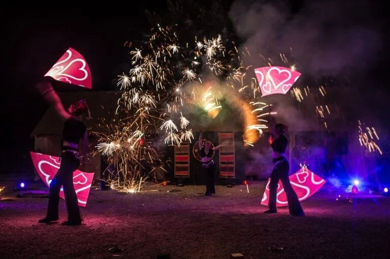 Jongleurs de feu, éventails LED en forme de cœur et gerbes d’étincelles, spectacle Ardensia pour mariage