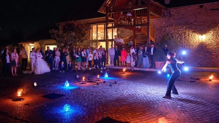 Artistes LED en extérieur devant un domaine de réception, spectacle Ardensia pour mariage