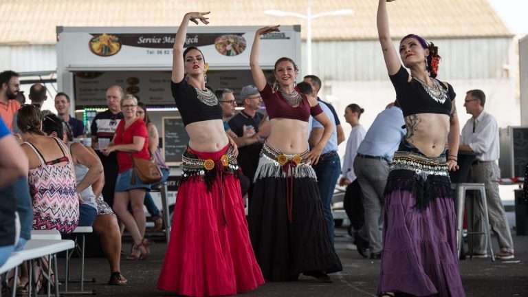 Nomade-Déambulation-Danseuse-ATS lors d'un événement festif