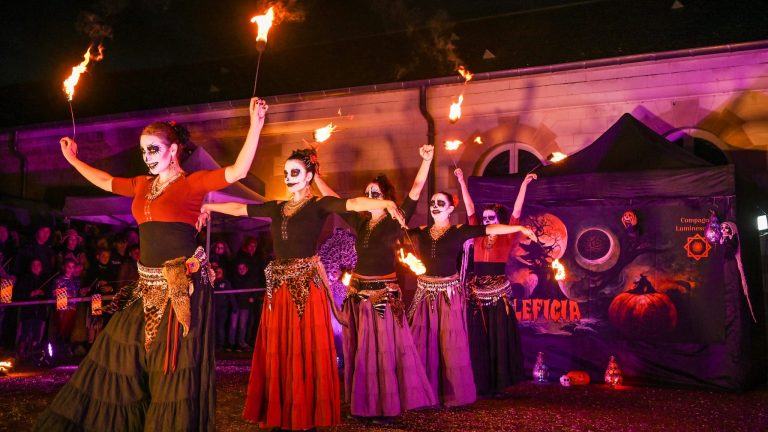 Artiste costumé Maleficia lors du spectacle de rue d'Halloween à Chalon - Compagnie Luminescence