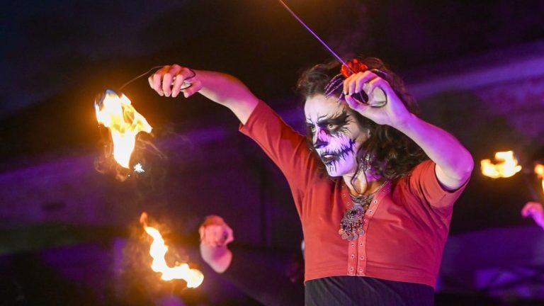 Personnage costumé Maleficia dans les rues de Chalon lors du spectacle d'Halloween - Compagnie Luminescence