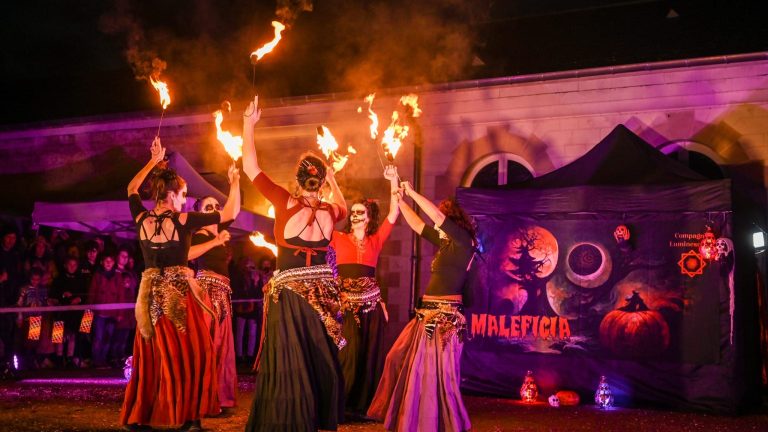 Artistes en costume Maleficia lors de la déambulation d'Halloween à Chalon - Compagnie Luminescence