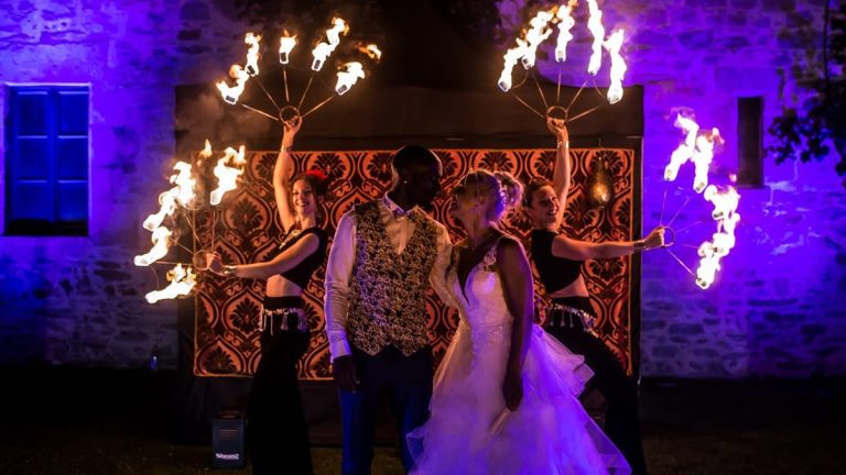Les mariés devant des artistes de feu et de lumière LED lors de leur spectacle de mariage