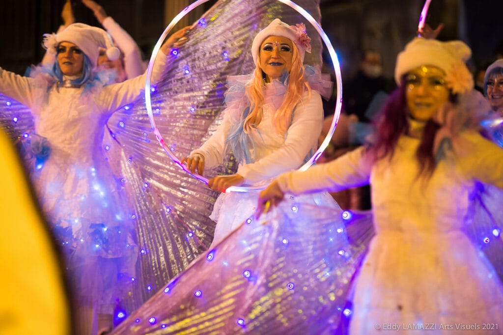 Les archives de la compagnie mentionnent Féérie à Vernon Scintille, place De-Gaulle, en 2024. Le programme municipal retrouvé annonce un spectacle LED pour le lancement des illuminations du 29 novembre.