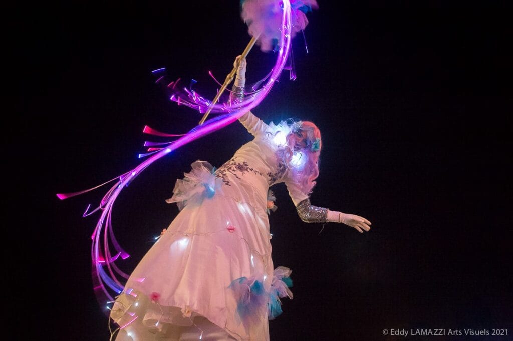 En décembre 2022, Féérie accompagnait les festivités de Noël à Sainte-Geneviève-des-Bois, dans l’Essonne. Une étape de notre parcours que le magazine municipal conserve dans sa rétrospective des fêtes de fin d’année.