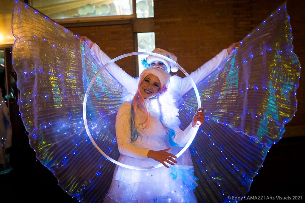 Le 1er décembre 2023, Féérie était au programme de « Vive Noël » à Beaumont-le-Roger, dans l’Eure. L’agenda touristique annonçait notre spectacle de rue à 18 h pour accompagner la mise en lumière de la ville et le lancement du Téléthon.