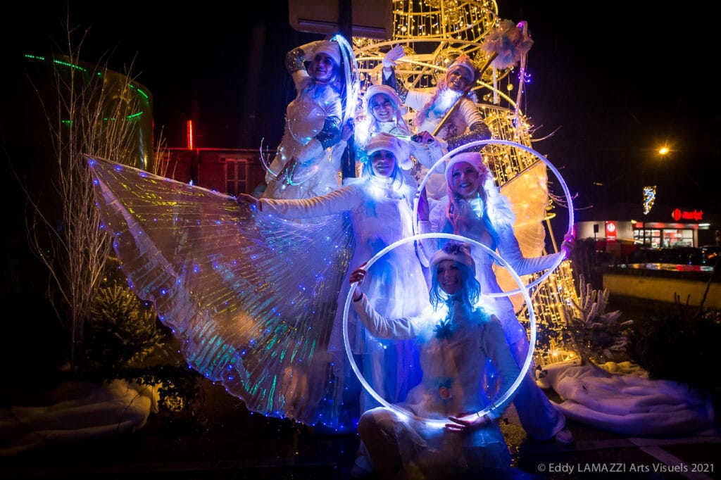 Le 10 décembre 2023, la Compagnie Luminescence était programmée dans le cadre de la Fête de Noël de Lucé, en Eure-et-Loir. Nos archives identifient Féérie au parc de l’hôtel de ville pour cette rencontre de fin d’année.