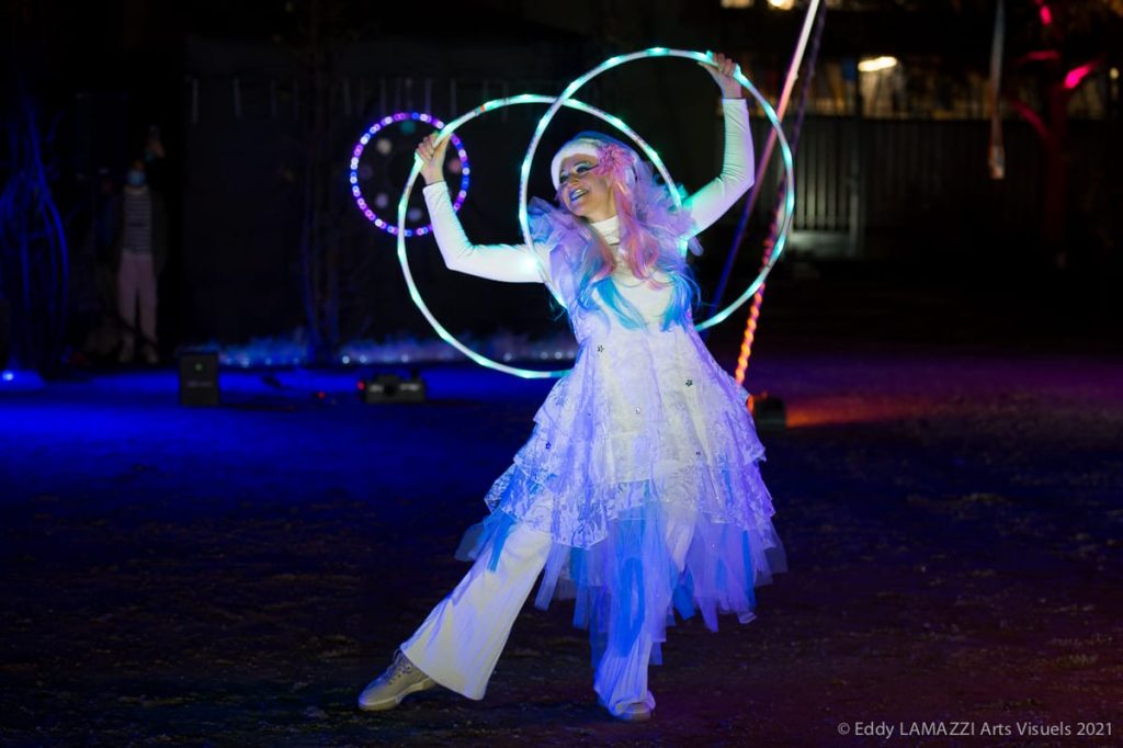 Le 22 décembre 2023, un spectacle de lumières de la Compagnie Luminescence était programmé dans le parc de la mairie d’Ermont, dans le Val-d’Oise. Nos archives identifient Féérie pour ce rendez-vous des festivités de fin d’année.