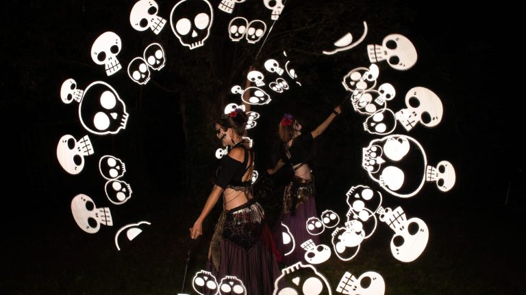 Spectacle nocturne Maleficia pour Halloween, photo de Yann Delcambre - Compagnie Luminescence