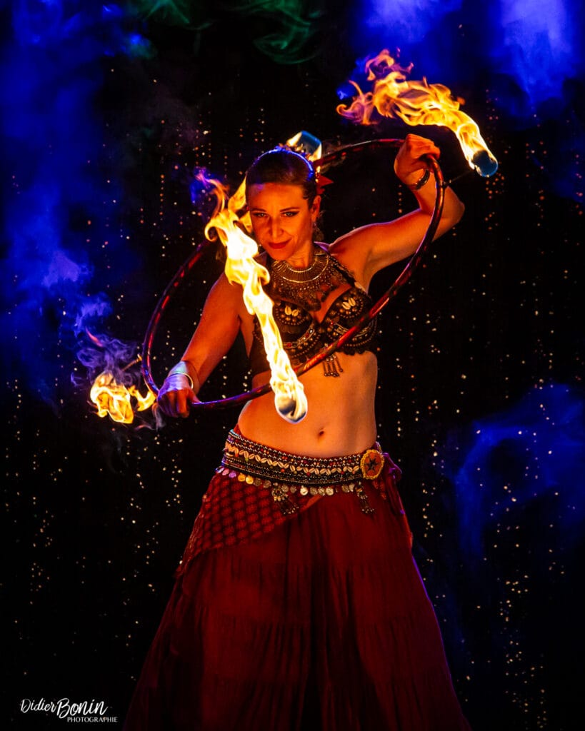 Artiste de la Compagnie Luminescence en spectacle de feu
