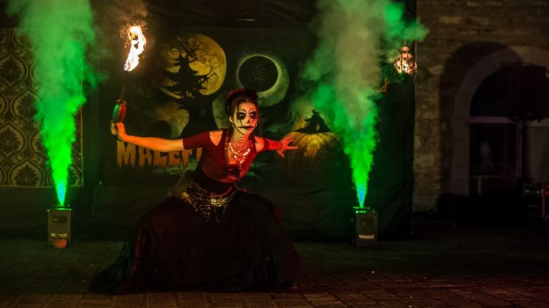 Spectacle Maleficia, feu et LED en pleine représentation - Compagnie Luminescence