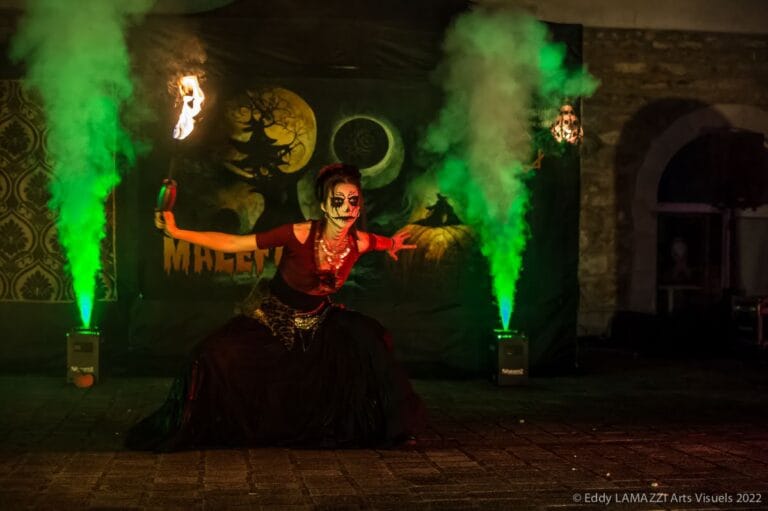 Spectacle Maleficia, feu et LED en pleine représentation - Compagnie Luminescence