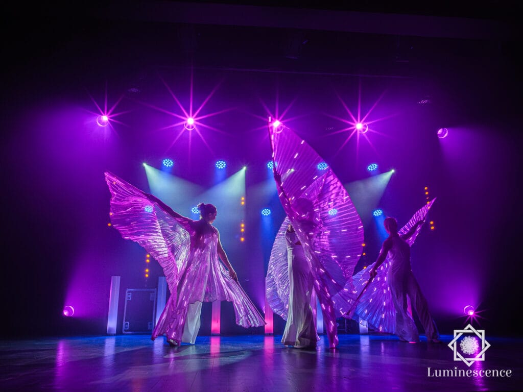 Artistes de Symphonie avec des ailes lumineuses violettes
