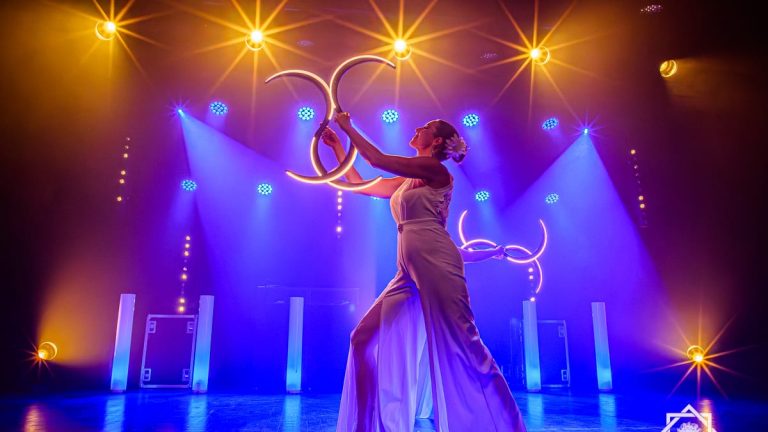 Artiste avec buugeng lumineux, spectacle Symphonie - Compagnie Luminescence, photo 8