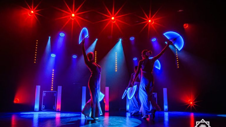 Artiste avec éventails lumineux, spectacle Symphonie - Compagnie Luminescence, photo 15