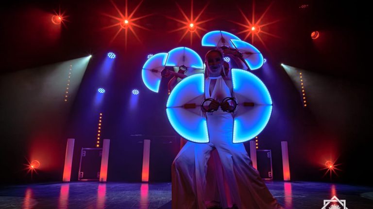 Artiste avec éventails lumineux, spectacle Symphonie - Compagnie Luminescence, photo 18