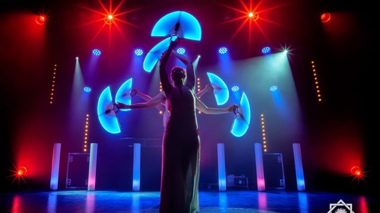 Artiste avec éventails lumineux, spectacle Symphonie - Compagnie Luminescence, photo 2