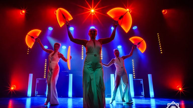 Artiste avec éventails lumineux, spectacle Symphonie - Compagnie Luminescence, photo 23