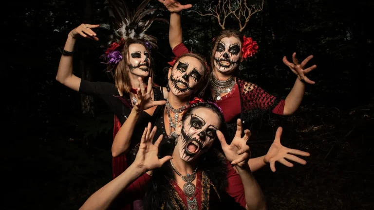 Déambulation, danse et cirque Maleficia pour Halloween - Compagnie Luminescence