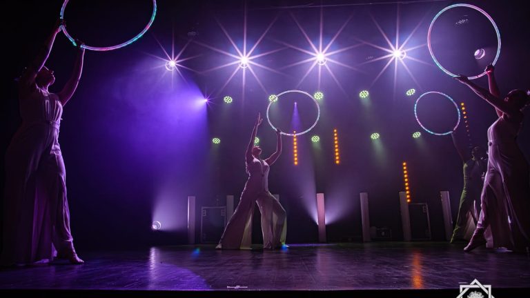 Artiste avec cerceau lumineux (hoop), spectacle Symphonie - Compagnie Luminescence, photo 4