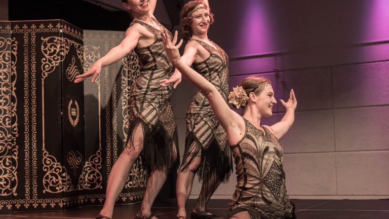 les-folies-montmartre-charleston-et-jonglerie-5