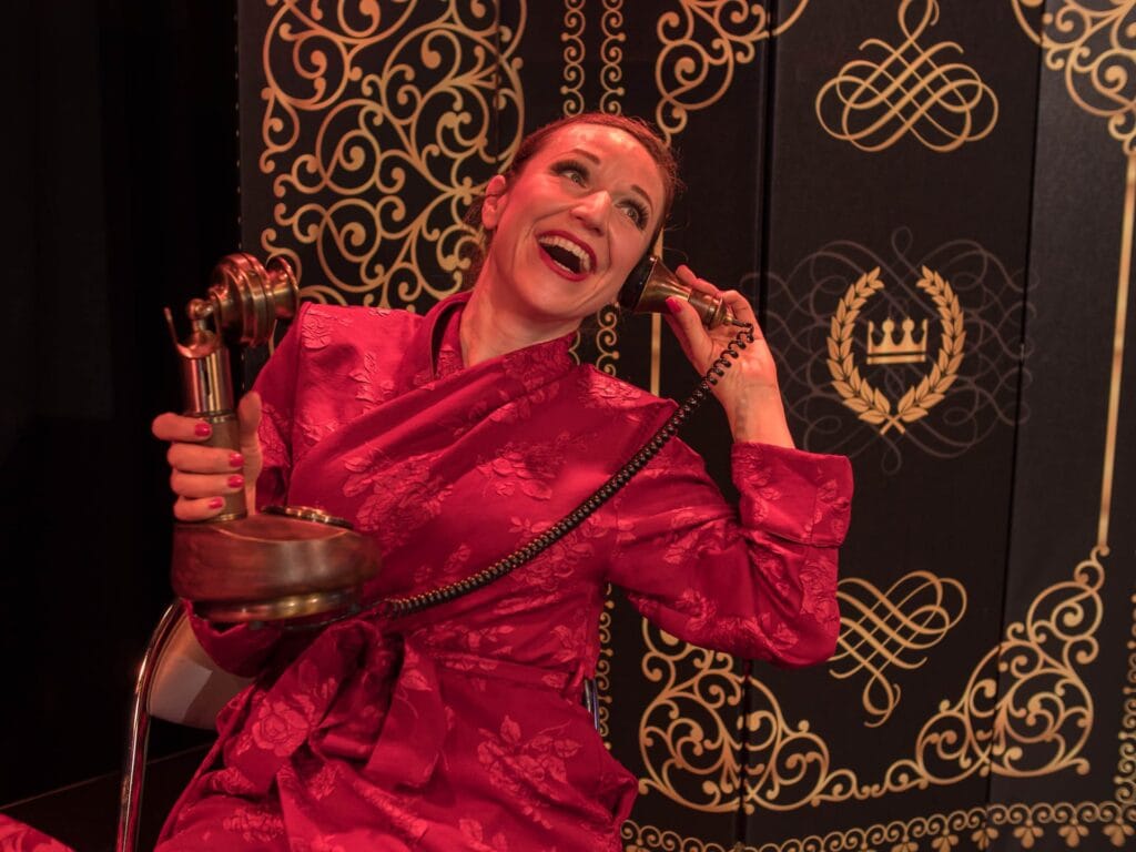 Artiste des Folies Montmartre en costume rouge