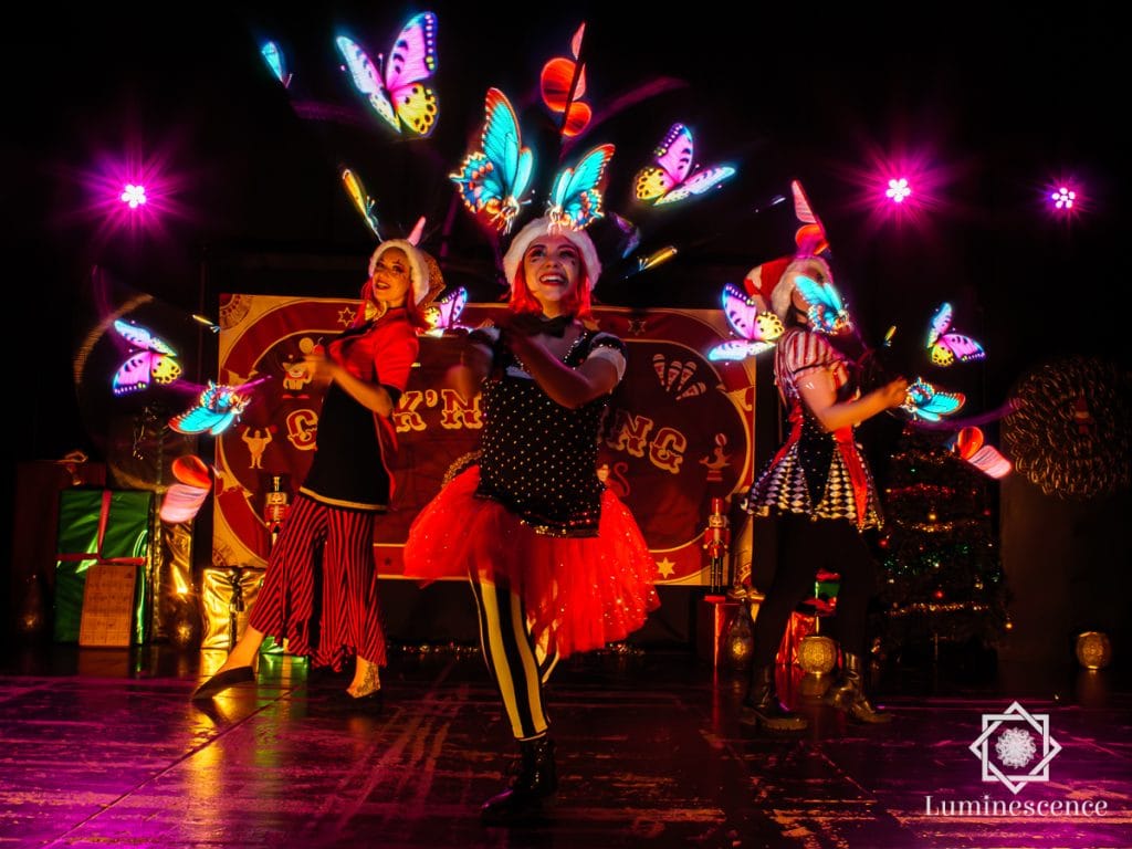 Artistes de Cirk’n’Swing avec des accessoires lumineux sur une scène