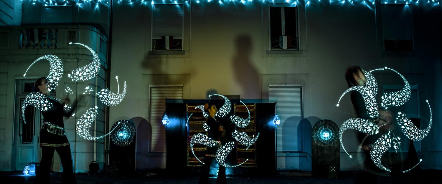 3-artistes-manipulen-tpixel-flocons-de-neige-devant-mairie-de-champs-sur-marne 3-artistes-manipulen-tpixel-flocons-de-neige-devant-mairie-de-champs-sur-marne