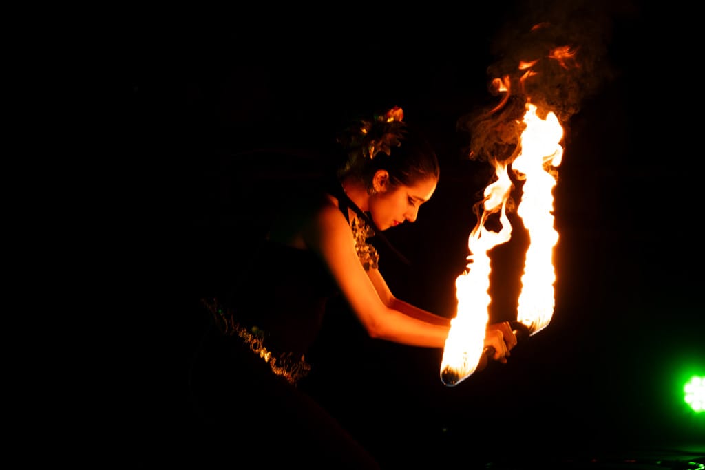 andrea-baton-feu-lumière-verte-regarde-vers-le-bas