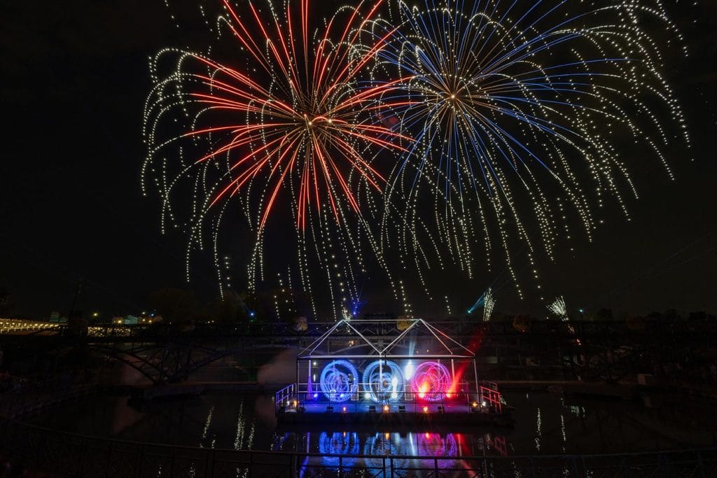 Ardensia sur la scene flottante, sous un feu d artifice rouge et bleu a Nogent-sur-Marne