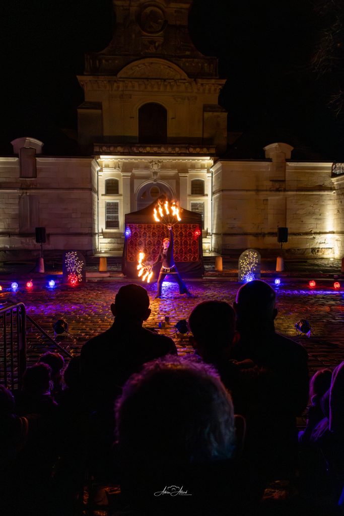 Danseuse d’Ardensia avec des éventails de feu devant l’abbatiale