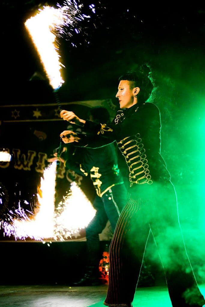 cirknfire-compagnie-luminescence-artiste-avec-corde-de-feu-sur-scène-en-vestenoire Artiste avec corde de feu sur scène en veste noire - Compagnie Luminescence